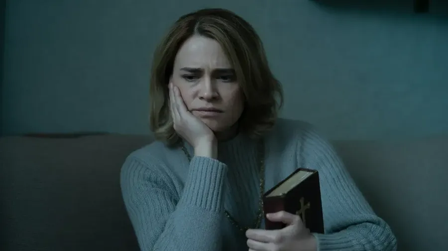 Mulher com olhar machucado e reflexivo, representando a dor do trauma religioso e do abuso espiritual